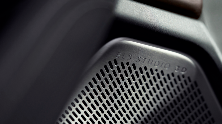 A close-up view of a speaker from the ELS Studio® 3D Premium Sound System. / Gros plan sur un haut-parleur de la chaîne sonore haut de gamme ELS Studio<sup>MD</sup> 3D.