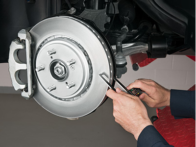 A certified Acura mechanic is inspecting the wear on the rotors. // Un mécanicien certifié Acura inspecte l'usure des disques